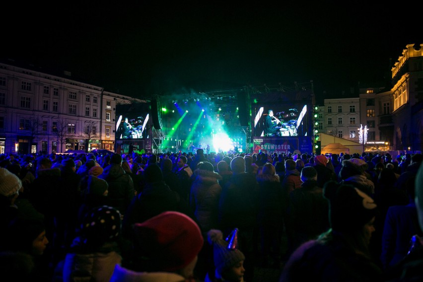 Sylwester 2017 Kraków. Gwiazdy roztańczyły Rynek Główny. Na scenie Kasia Moś, Natalia Nykiel i Bovska [ZDJĘCIA]