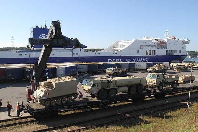 Litwa przekaże Ukrainie sprzęt wojskowy. Będą to ciężarówki wojskowe, transportery opancerzone i pojazdy do rozminowywania. Zdjęcie ilustracyjne.