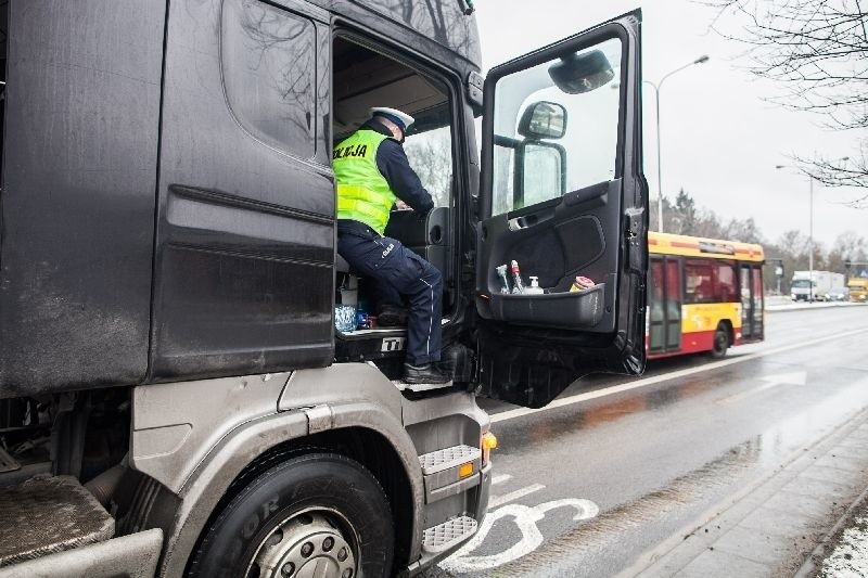 Po wprowadzeniu zakazu wjazdu tirów do Łodzi. Policjanci wlepiają mandaty, zabierają dowody