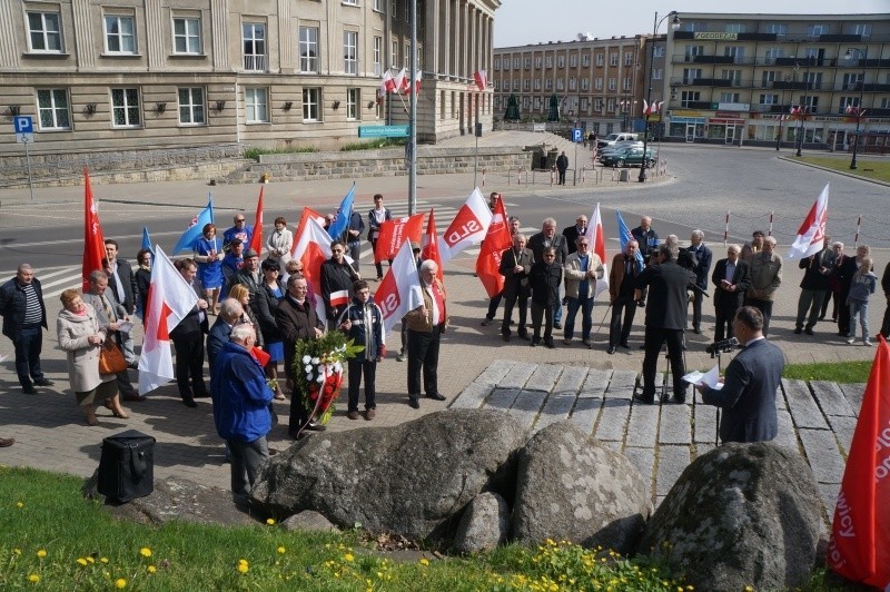 Święto Pracy przed pomnikiem Bohaterów Ziemi Białostockiej (zdjęcia, wideo)