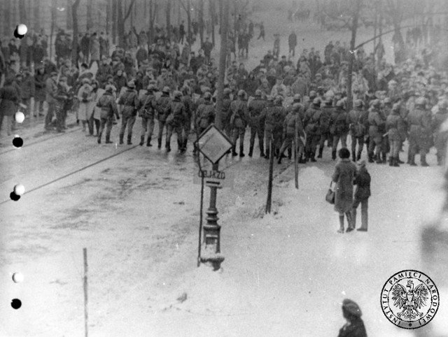 W nocy z 12 na 13 grudnia 1981 roku tysiące funkcjonariuszy aparatu bezpieczeństwa przystąpiło do realizacji operacji „Jodła”, polegającej na zajmowaniu siedzib „Solidarności” i internowaniu jej najważniejszych działaczy. Celowo wybrano tę datę. Wprowadzenie stanu wojennego z soboty na niedzielę, miało poważnie ograniczyć możliwości rozpoczęcia strajków w zakładach pracy. Tak rozpoczął się stan wojenny. W poniedziałek 13 grudnia ten dzień wspomina wiele znanych osób, wielu z nich zaangażowanych wtedy w walkę o wolną Polskę.Na kolejnych slajdach mieszkańcy świętokrzyskiego wspominają stan wojenny 