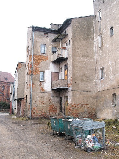 Zaniedbane kamienice w centrum Białogardu.