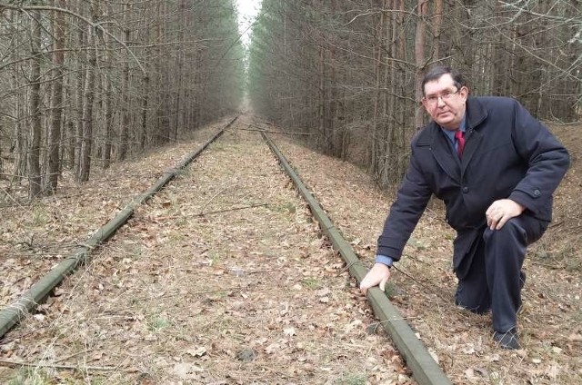 - Pociągi muszą jeździć po tych torach, bo po rozbudowie tartaku nasze drogi rozjadą ciężarówki - mówi wójt Andrzej Puławski.