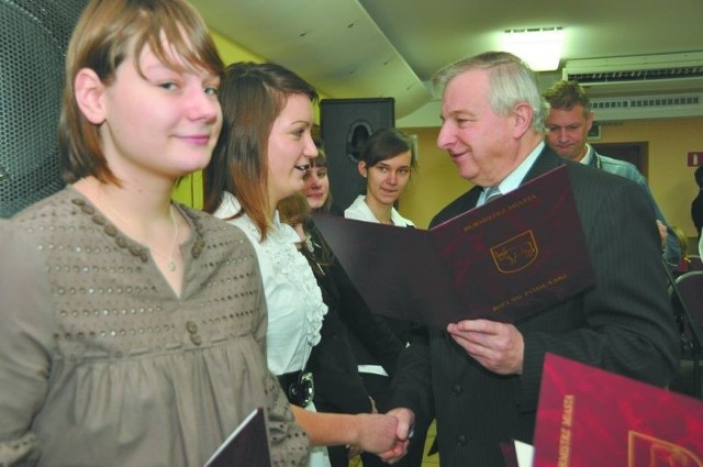 Najlepsi uczniowie i młodzi sportowcy z rąk burmistrza odebrali listy gratulacyjne i statuetki. Czternastu z nich otrzymało stypendium motywacyjne im. Jana Pawła II.