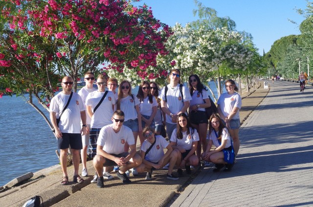 Uczniowie w Sewilli, w mieście w południowej Hiszpanii, z dużym portem nad rzeką Gwadalkiwir