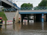 Dramatyczna sytuacja w Krakowie. Auto utknęło pod zalanym wiaduktem [ZDJĘCIA]