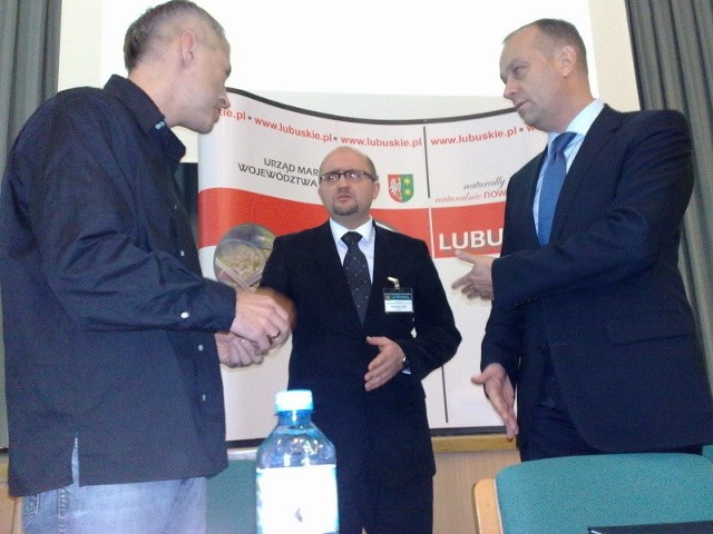 Z lewej Piotr Domownik ze Studia Bakalie oraz marszałek Marcin Jabłoński.