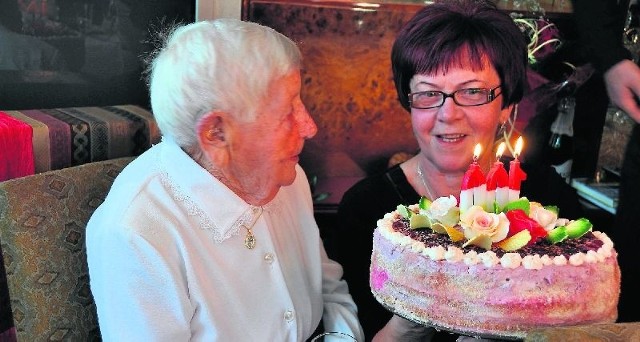 Było chóralne "200 lat" , świeczki na torcie, kwiaty i serdeczne życzenia. Pani Anna Chrabącz z gośćmi wzniosła toast za pomyślność.