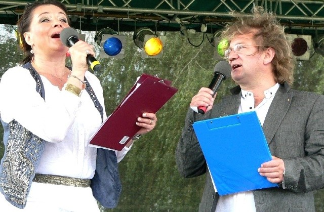 Małgorzata i Paweł Królikowscy "śpiewająco&#8221; prowadzili niedzielną galę bajkową w Pacanowie.