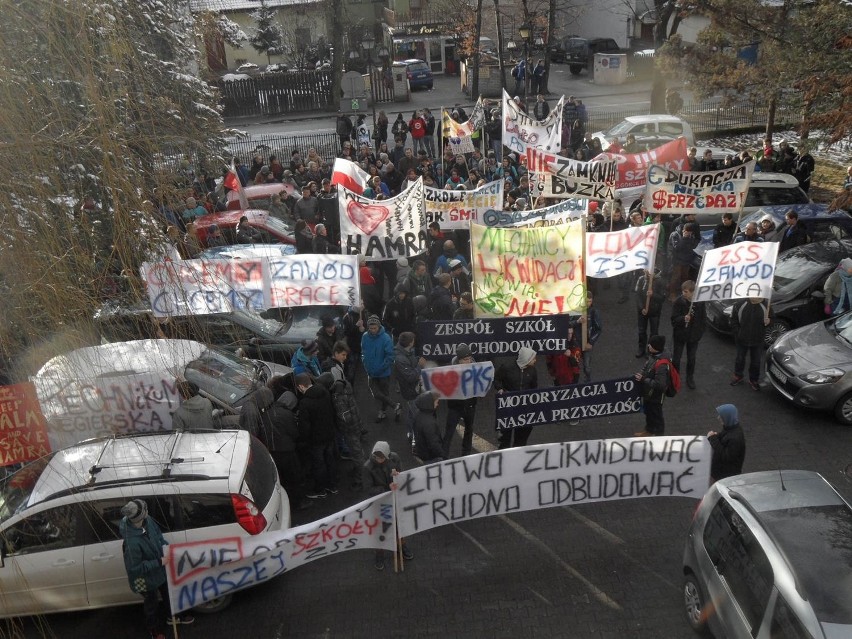 Protest przeciwko likwidacji szkół w Żywcu i Węgierskiej...