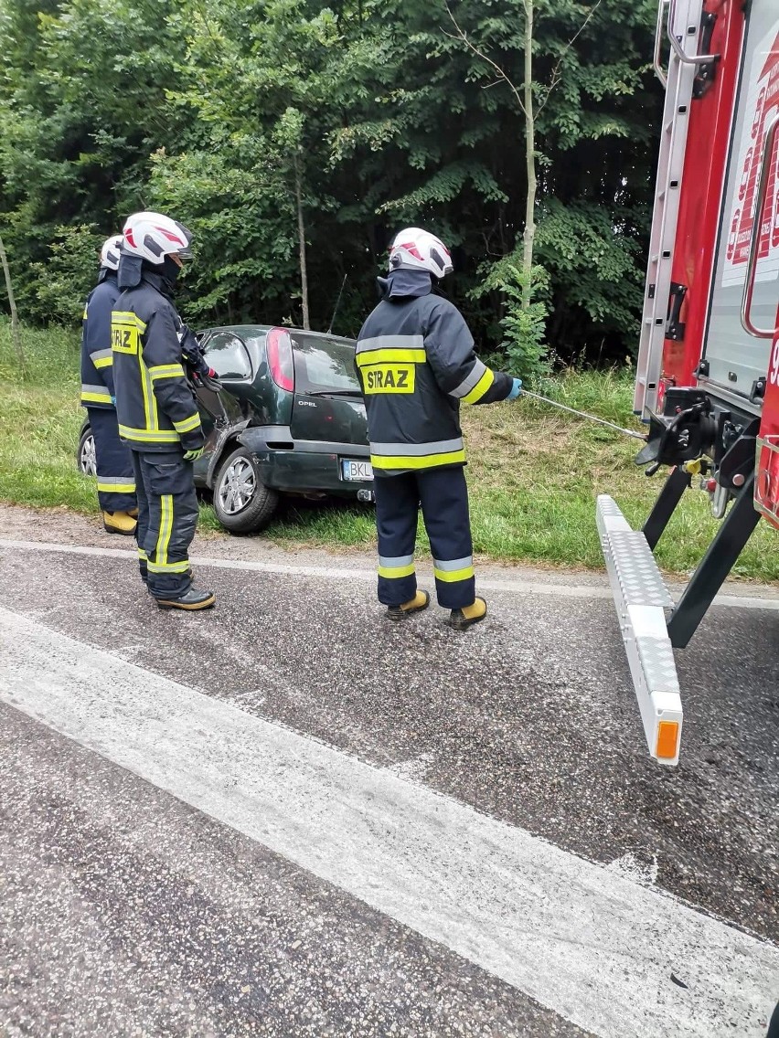 Korzeniste. Zderzenie dwóch aut na skrzyżowaniu....