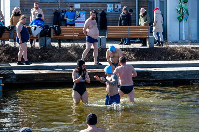 Morsowanie w Białymstoku. Fani zimnej wody spędzili niedzielne przedpołudnie na plaży w Dojlidach (zdjęcia)