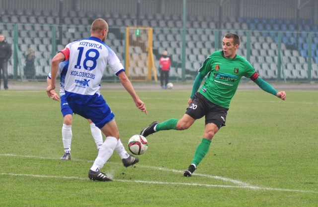 Radosław Mikołajczak (zielono-czarny strój) miał w meczu z Okocimskim wyśmienitą okazję do zdobycia wyrównującego gola.