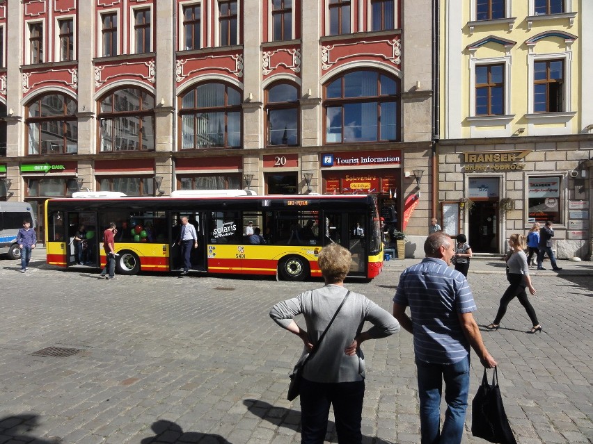 Wrocławianie oglądali nowy autobus. Co sądzą o Solarisach? (ZDJĘCIA)