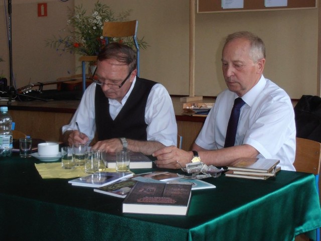 Ks. dr Jan Pomin (z lewej) podpisywał też swe książki.