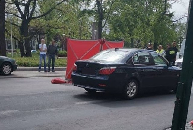 Do śmiertelnego wypadku doszło w środę (1 maja) na ul. Kościuszki w Gnieźnie. Auto marki BMW potrąciło tam kobietę.