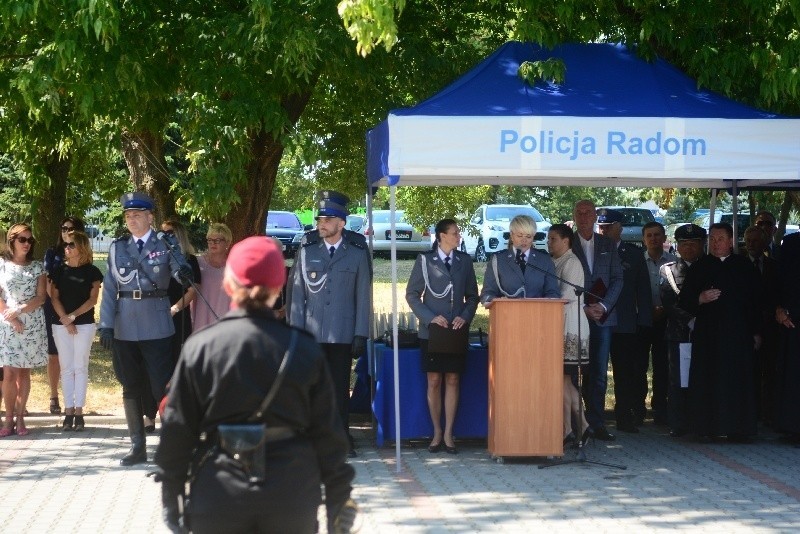 Święto  policji w Radomiu. Posadzony dąb, odsłonięta tablica, awanse, podziękowania i ikona z okazji 100 - lecia policji