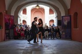 Dziesiątki par tańczył na dziedzińcu poznańskiej szkoły baletowej. Tangueros wzięli udział w milondze "Tango pod gwiazdami" [ZDJĘCIA]