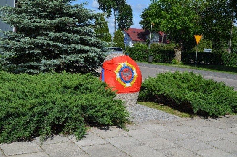 Przed remizą OSP Raczki odsłonięto pamiątkowy obelisk.