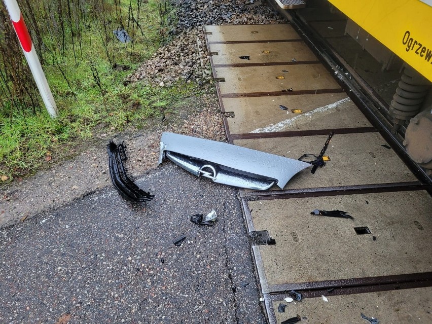 Dalekie Tartak. Wypadek na przejeździe kolejowym. 18.09.2021 r. Samochód osobowy zderzył się z pociągiem
