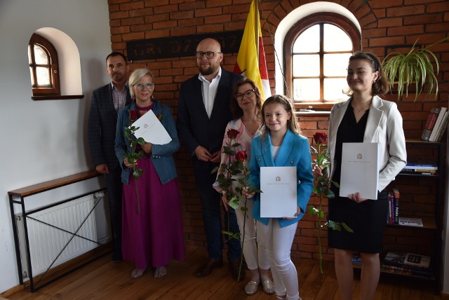 Stypendia artystyczne prezydenta Grudziądza  odebrały (od prawej): Małgorzata Grzanka, Wiktoria Wyrostkiewicz z mamą i Grażyna Goralska. Na zdjęciu z Szymonem Gurbinem, wiceprezydentem Grudziądza i Michałem Czepkiem, dyrektorem wydziału kultury ratusza