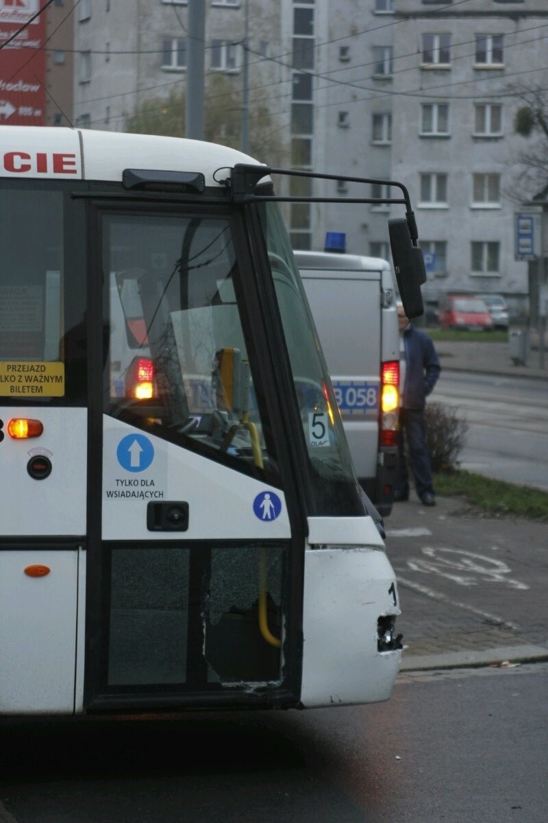 Zderzenie autobusu DLA i auta marki Ford na ulicy Hubskiej -...