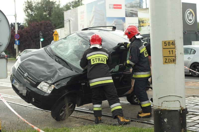 Wypadek na skrzyżowaniu Dubois i Kurkowej. Dachował fiat  (ZDJĘCIA)