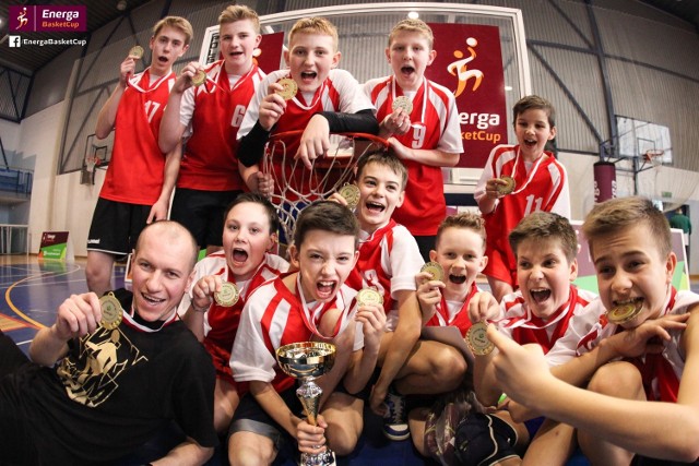Chłopcy ze Szkoły Podstawowej numer 25 z Kielc zostali mistrzami województwa świętokrzyskiego w mini-koszykówce.