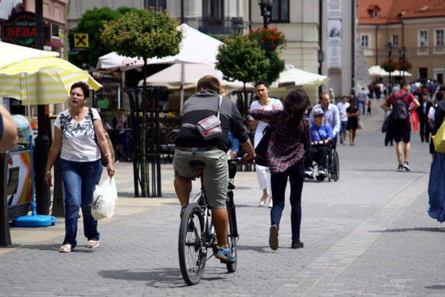 80 rowerzystów przejeżdża w ciągu godziny przez deptak (u zbiegu Krakowskiego Przedmieścia ze Świętoduską)