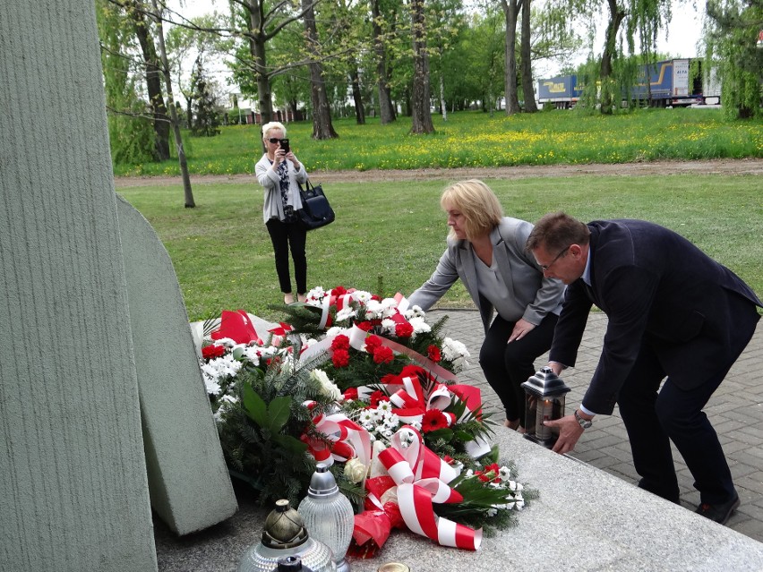 W Tarnobrzegu – Machowie przed pomnikiem Pamięci Ofiar Wypadków Przy Pracy złożono kwiaty.