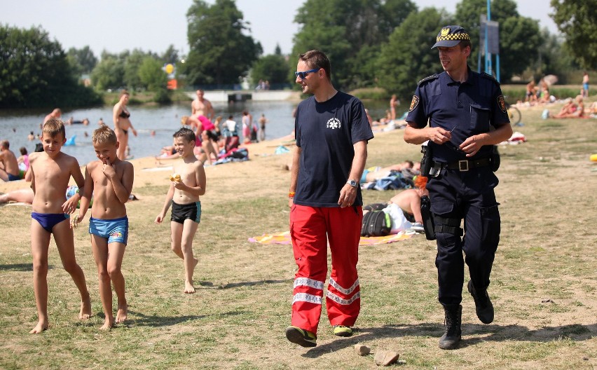 "Bezpieczna kąpiel" na Stawach Jana [ZDJĘCIA]