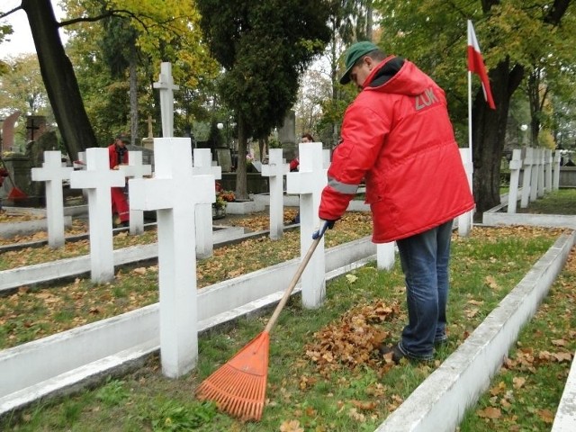 W tym tygodniu pracownicy Zakładu Usług Komunalnych sprzątają mogiły i pomniki upamiętniające pomordowanych żołnierzy na terenie cmentarza rzymskokatolickiego przy ulicy Limanowskiego.