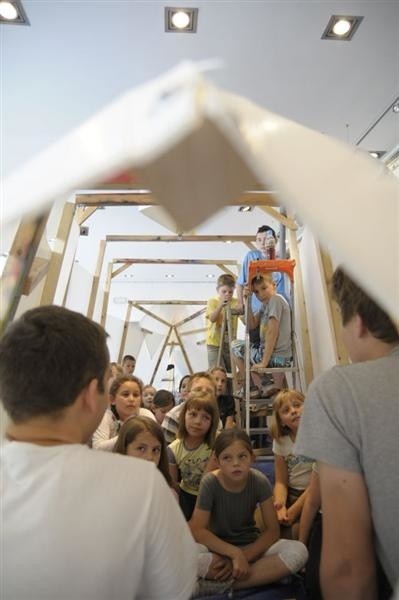 Dzieci budują piracką lódL podwodną w Galerii Sztuki...