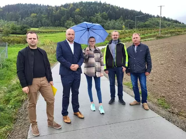 Trwają prace związane z budową wieży widokowej na Skiełku. Wcześniej oddano do użytku drogę w pobliżu szczytu