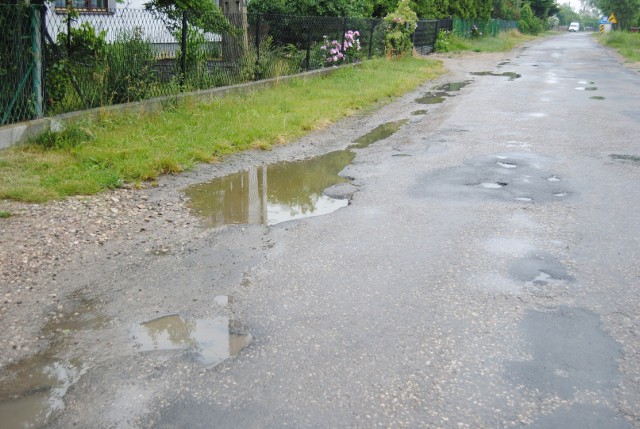 Odcinek drogi Konieczno-Modrzewie jest w bardzo kiepskim stanie. Więcej na następnych zdjęciach >>>