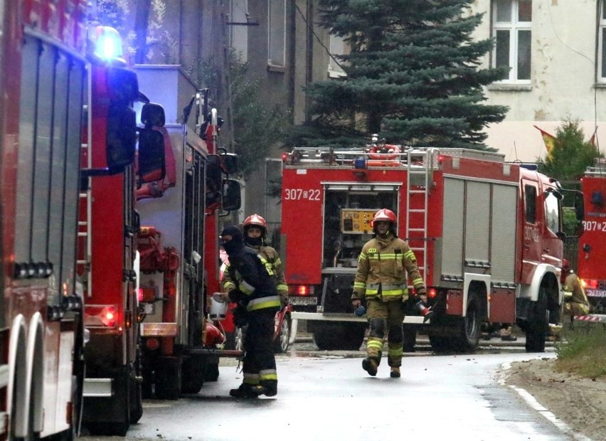 Strażacy stawiają kurtyny wodne, aby odizolować wypływ gazu...