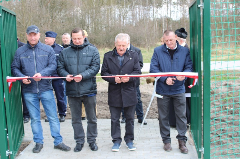 Gmina Chotcza. Nowe boisko wielofunkcyjne w Tymienicy Starej już otwarte. Było uroczyste przecięcie wstęgi
