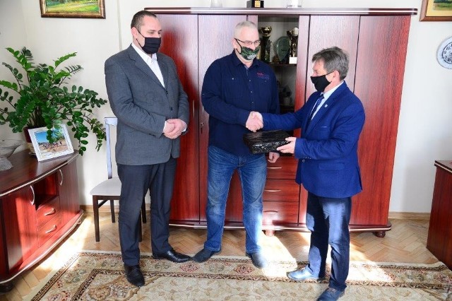 Burmistrz Waldemar Ślusarczyk gratuluje krótkofalowcom