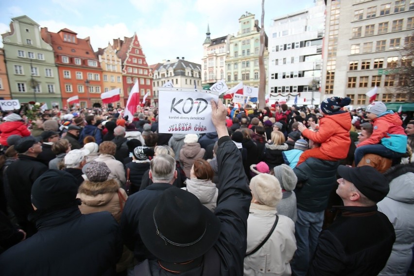 Wrocławianie w obronie demokracji. Ponad 2 tysiące osób na pl. Solnym