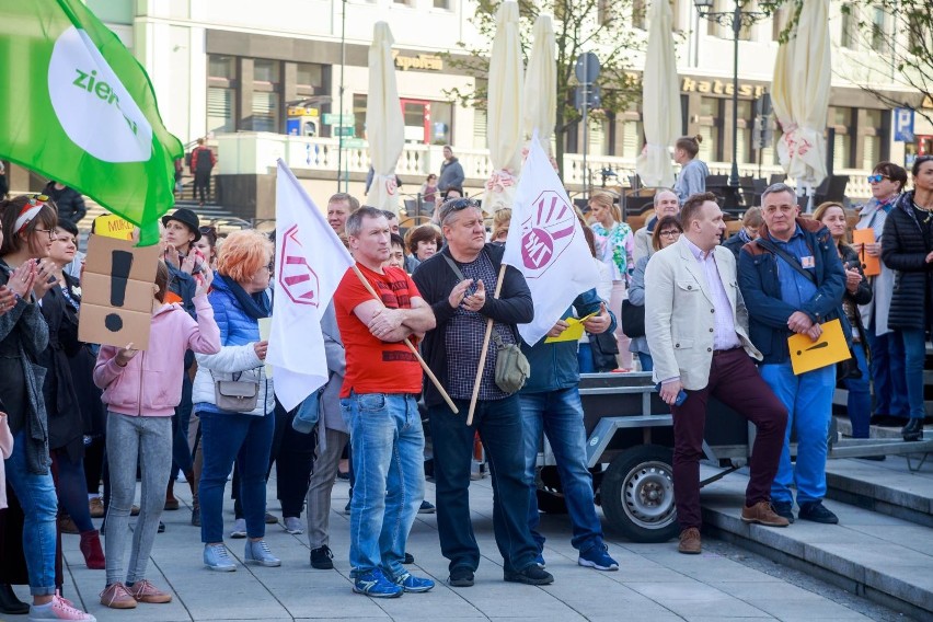 Strajk nauczycieli rozpoczął się 8 kwietnia i trwał przez...