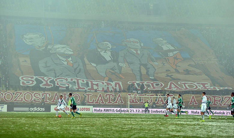 Kontrowersje po meczu Lechia-Legia. Na sektorówce wizerunki powieszonych polityków