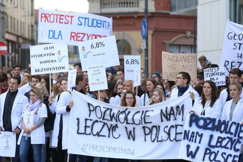 Protest studentów medycyny w Katowicach. Wsparli rezydentów ZDJĘCIA