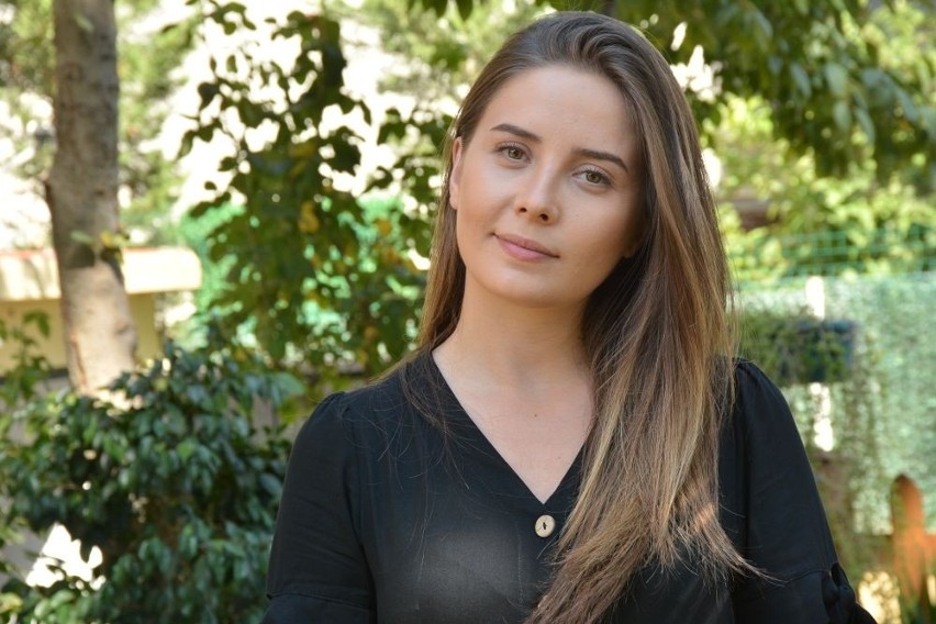 Selin Sezgin to aktorka, która odgrywa rolę Melek Şimşek,...