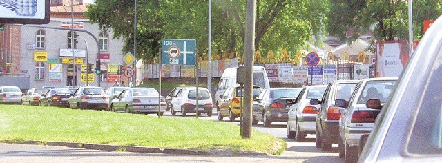 Ulica Armii Krajowej w Koszalinie to miejsce, gdzie inspektorzy prowadzili pomiary stężenia benzo (a) pirenu w powietrzu. Fot. Radosław Brzostek 