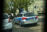 Poznań: Internauta przyłapał policjanta: "Tak się łamie przepisy" [WIDEO]