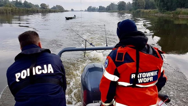 Ratownicy wspólnie z policją przeczesywali Wartę w poszukiwaniu łodzi. Miał z niej korzystać wędkarz, którego zwłoki znaleziono w czwartek, 24 września.