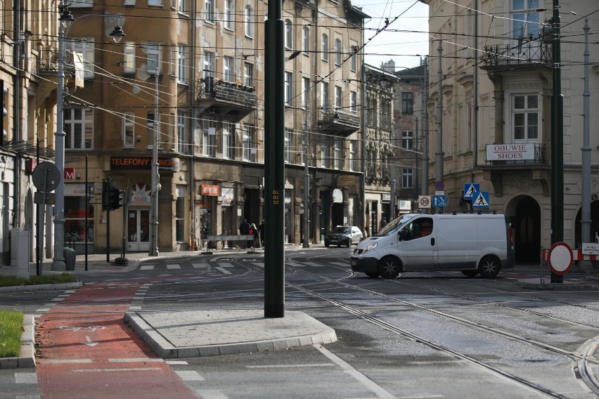 Kraków. Trwają ostatnie prace związane z nowym oznakowaniem ulicy Krakowskiej. Niedługo wrócą na nią samochody [ZDJĘCIA]