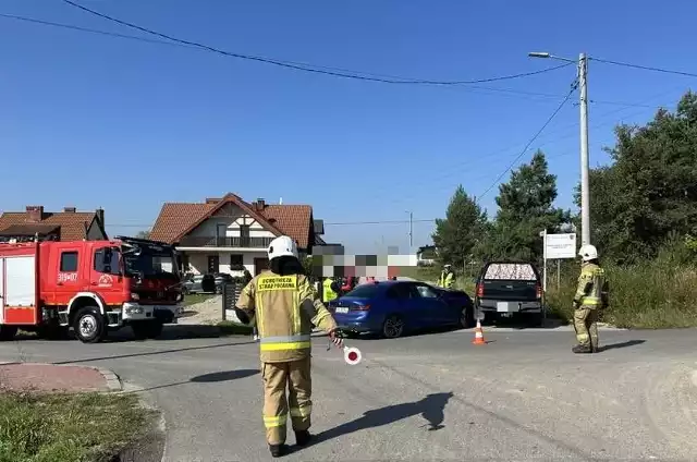 Dwa samochody osobowe zderzyły się w środowe popołudnie na skrzyżowaniu ulic w Brzezinach.