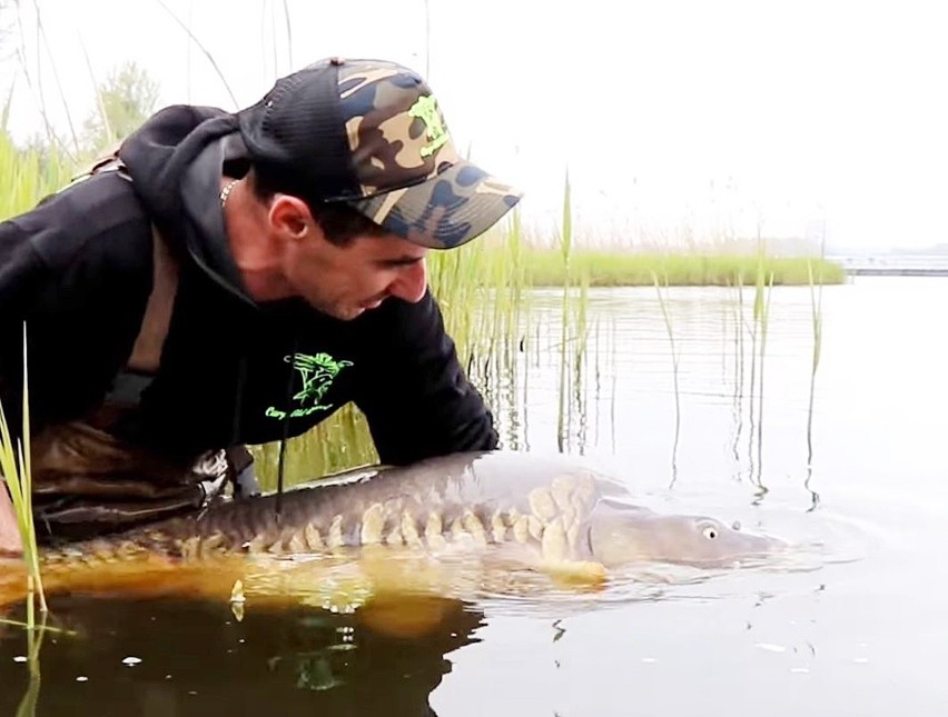 Grzegorz Janicki ze swoim gigantycznym karpiem. Waży 33 kg....