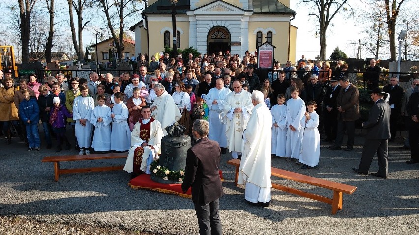 Simoradz: Zrabowany w czasie wojny dzwon wrócił dzisiaj do parafii [FOTORELACJA]